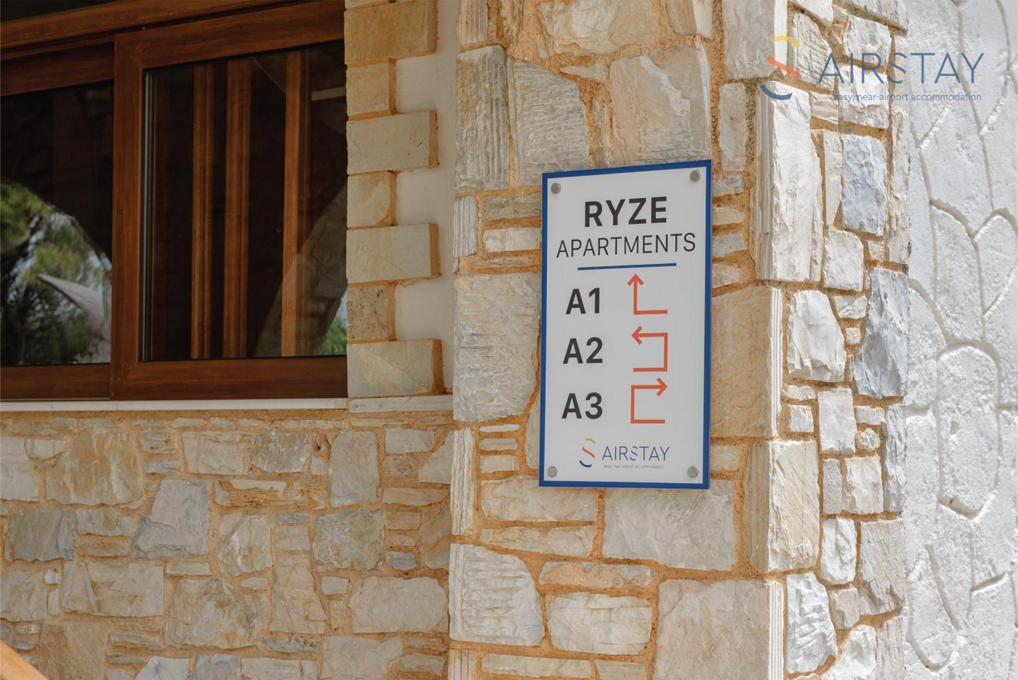 Ryze Apartments Airport By Airstay Артеміда Екстер'єр фото