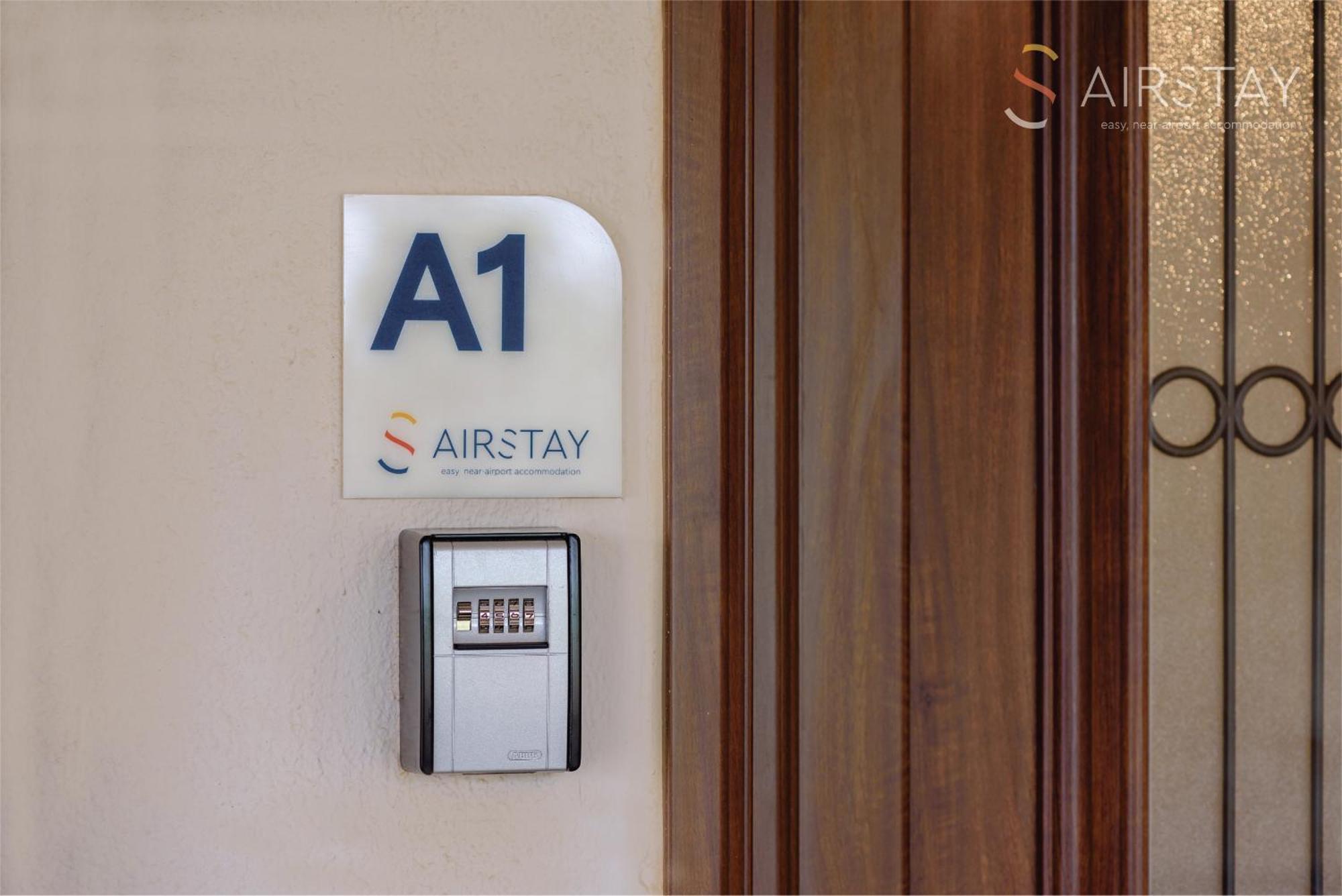 Ryze Apartments Airport By Airstay Артеміда Екстер'єр фото