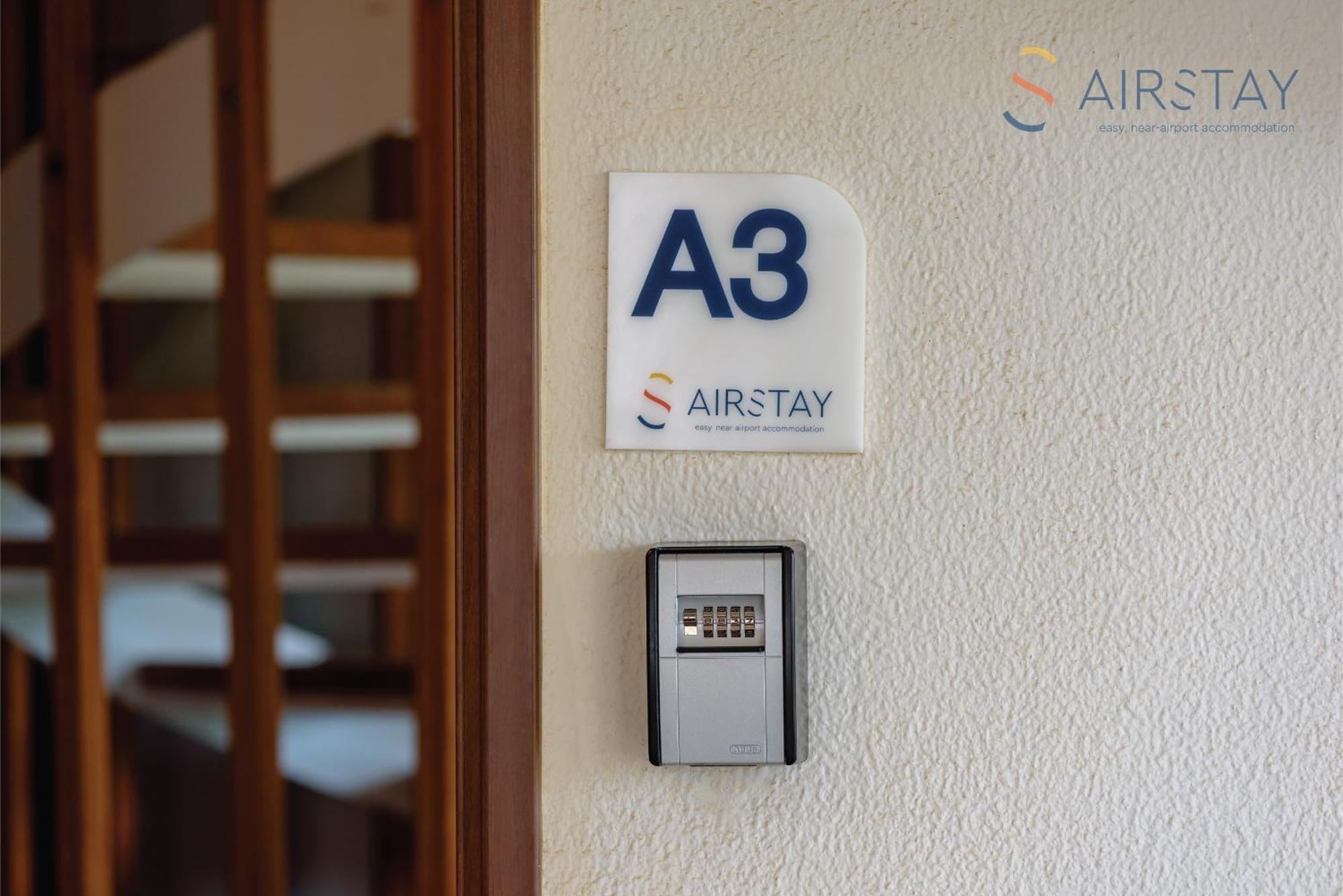 Ryze Apartments Airport By Airstay Артеміда Екстер'єр фото